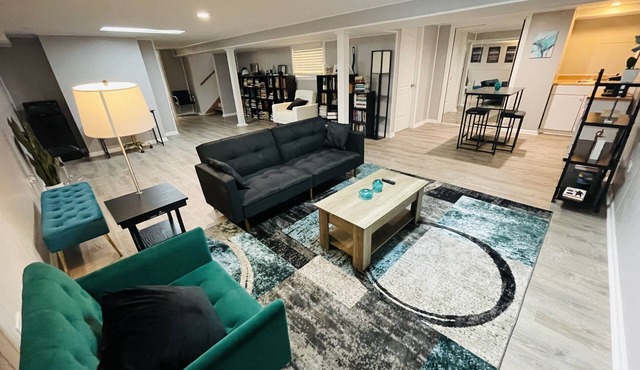 Exquisite Getaway Basement Suite in Serene Glenview