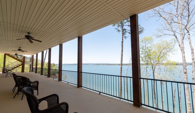 Exquisite Greers Ferry Lakefront Home! 5 Bedroom 5.5 Bathroom Sleeps 17!