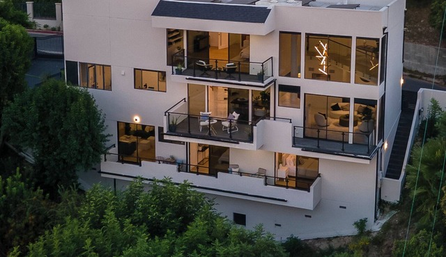 Exquisite Hilltop Retreat: Luxury Oasis close to Universal Studio, California