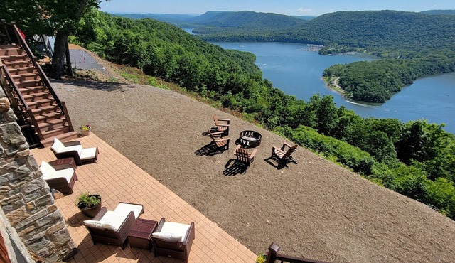 Exquisite home overlooking Lake Raystown Resort and minutes to the water !