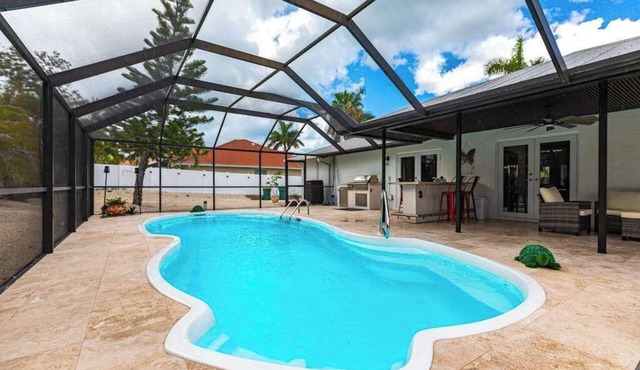 Exquisite home with private pool, washer & dryer, and internet