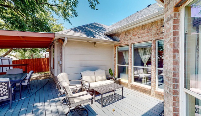 Exquisite home with pool, patio, enclosed yard, full kitchen, central AC & W/D