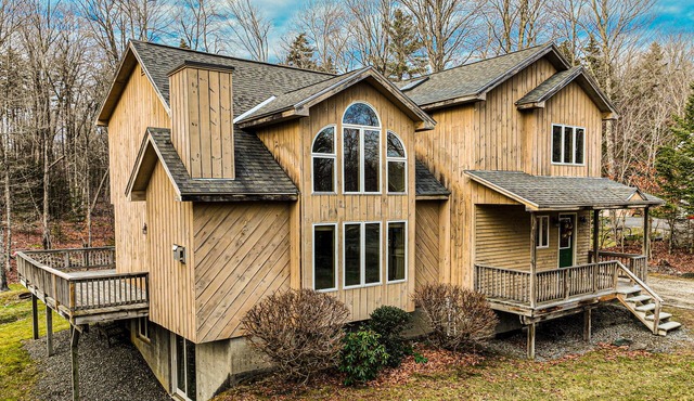 Exquisite home with fireplace, balcony, fast WiFi, jetted tub & washer/dryer