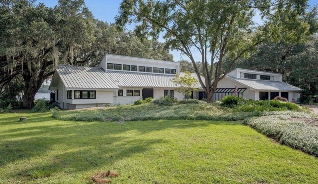 Exquisite Huge Lakehouse 3 miles from FSU and downtown. Sleeps 16+