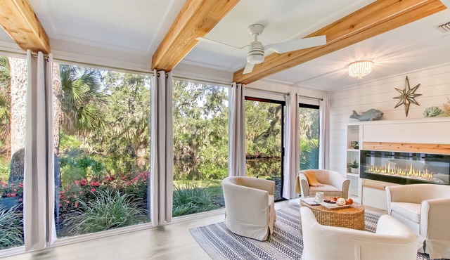 Exquisite Lagoon Villa Only 8-Minute Walk To Beach!