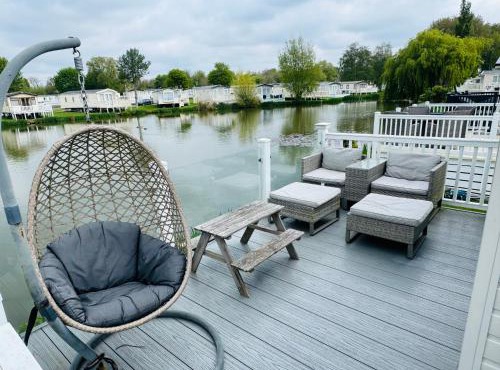 Exquisite Lake lodge in Hoburne Holiday Resort - Valentino Rose Lodge