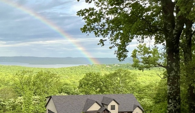 Exquisite Lake Tenkiller Home Away from Home