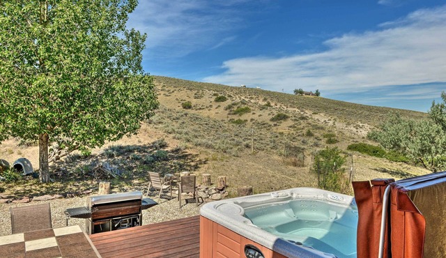 Exquisite Log Home with Lander Valley Views!