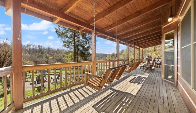 Exquisite, luxurious, stunning view, private, authentic log cabin
