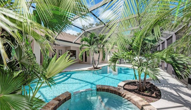 Exquisite modern home with pool - 10 min to beach