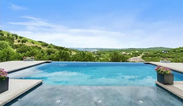 Exquisite modern house overlooking Lake Travis