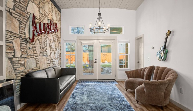 Exquisite modern retreat 2 blocks from Lake Austin & Nature