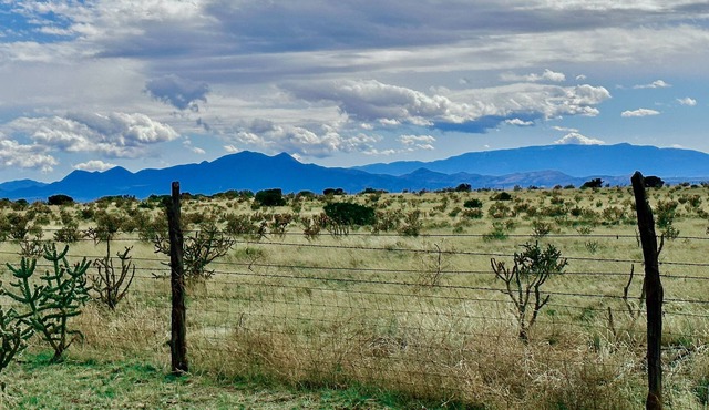 Exquisite Mountain Panoramas, tranquility, just 16 miles from downtown Santa Fe