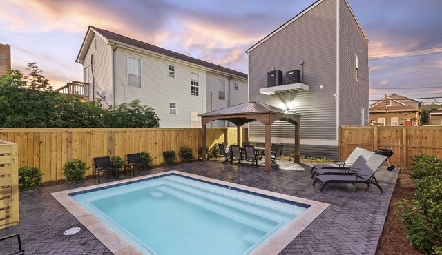 Exquisite New Superdome Group House w/Heated Pool, Parking, 8 Beds and 5 Baths
