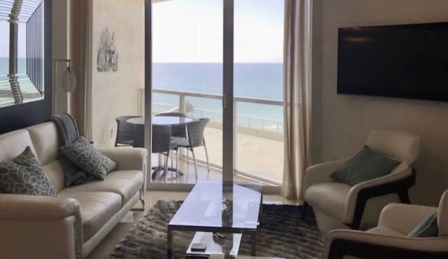 Exquisite ocean front condo in Sunny Isles Beach -LICENSE # STR-00152