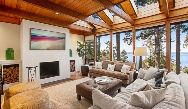 Exquisite oceanfront home with balcony, gym, & washer/dryer