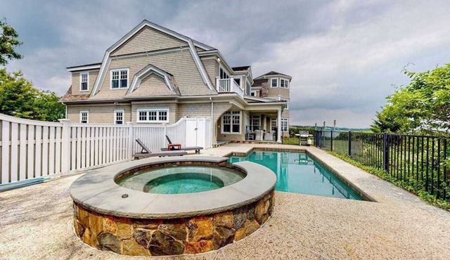 Exquisite oceanfront home with pool, pool spa, balcony, kayaks, & W/D