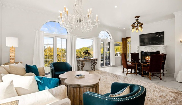 Exquisite pet friendly home, 5 blks from Gondola with stunning views!
