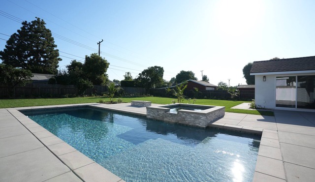 Exquisite Pool/Jacuzzi Home: 2 EnSuites, Huge Yard