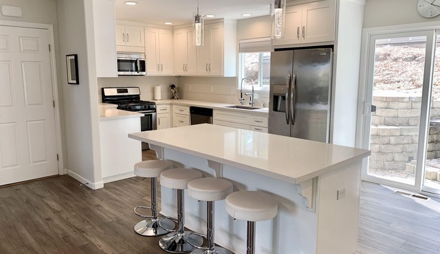 Exquisite Retreat: W/Hot tub, Scenic Views, Shopping, & added on In-law Suite