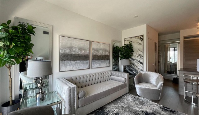 Exquisite Retreat: Luxury Living with Seamless Subway Access, Steps to Yorkville