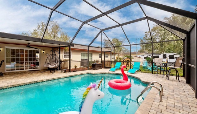 Exquisite Retreat with Heated Pool for 14 Guests, Pool Table Paradise!
