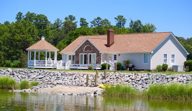 Exquisite Riverfront Living! Newly renovated; convenient to historic sites.