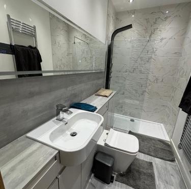 Exquisite Riverside Living in a Stunning Flat