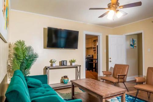 Exquisite Rogers Park 1 bedroom, 1 bath Apartment Near Evanston