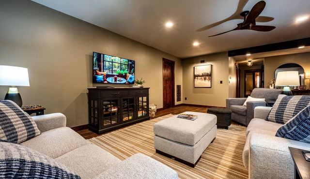 Exquisite rustic-contemporary 2 BR Artist Colony condo in a prime location