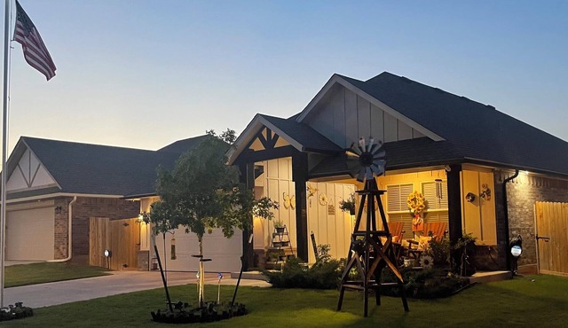Exquisite Rustic & Serene Lovely Home! Close to Yukon, Mustang, and Airport