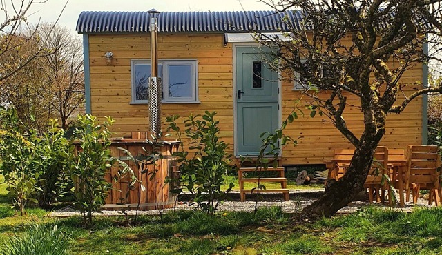Exquisite Shepherd's HUT With HOT TUB - Between Moor and sea
