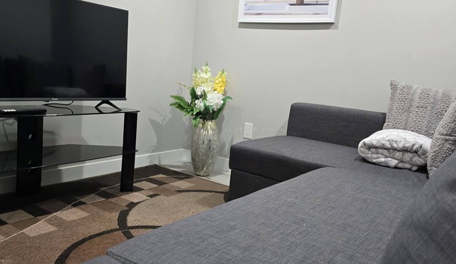 Exquisite Studio close to Airport and amenities!