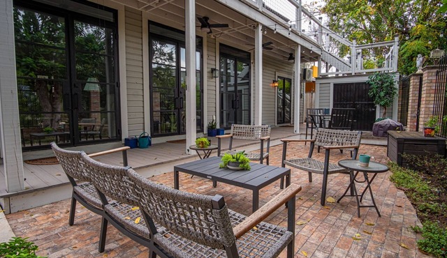 Exquisite Studio Guesthouse Near Downtown's Core!