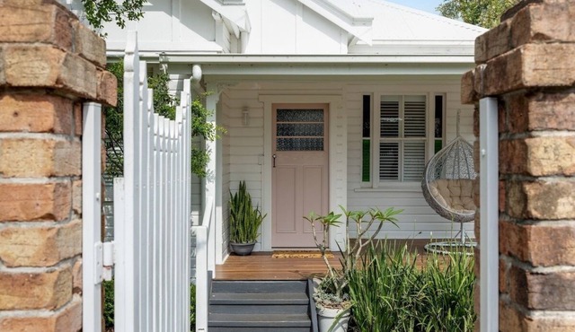 Exquisite, Stunning & Central! CDB Fringe Cottage!