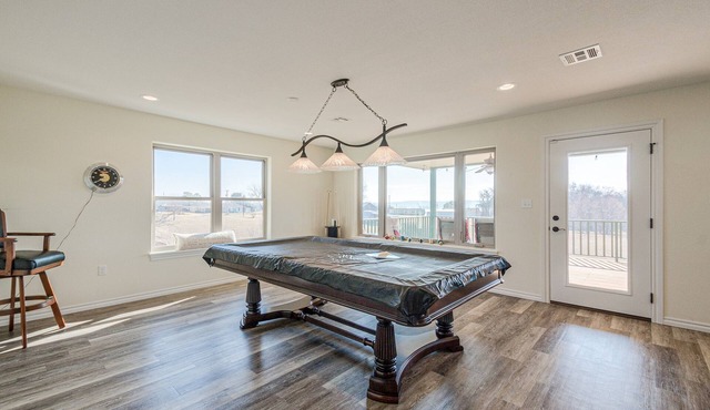 Exquisite Texoma Home Sleeps 12 Close to shore