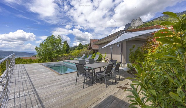 Exquisite UBAC Apartment with Swimming Pool, Offering Breathtaking Views of the Lake and Mountains"