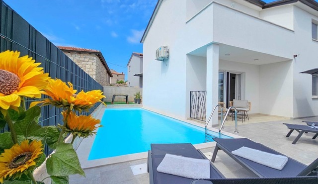 Exquisite villa with private pool, BBQ, table football and en suite bathrooms