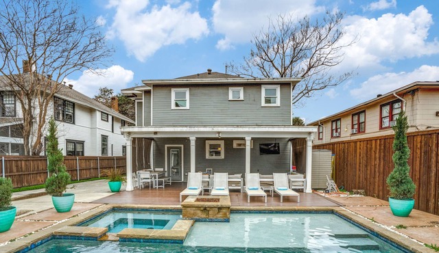 Exquisite VIP Dallas Retreat: Walk to Restaurants