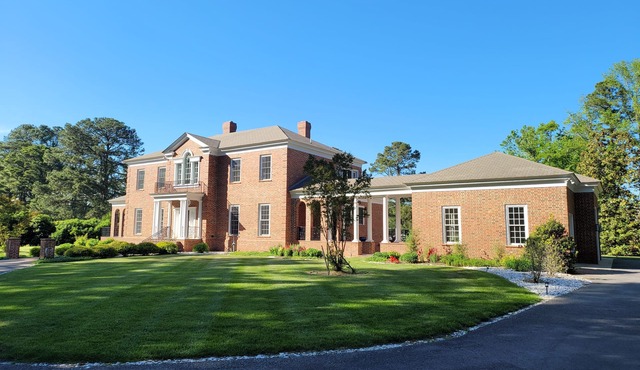 Exquisite Water Front Estate. Pool, Crabbing off private dock and sunset kayaks.