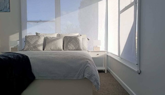 Exquisitely furnished house walking distance to AFL Mars Stadium