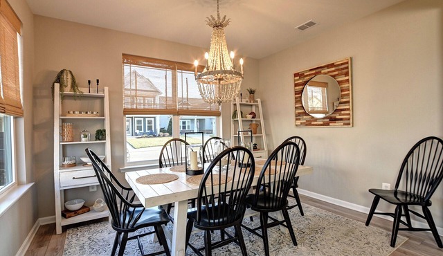 Exquisitely Furnished 3 bed/2.5 bath Townhome in Ocean View Beach Club Community! Wifi, Pool, Fitness Center, Sauna, Billiards, Weekend Shuttle!