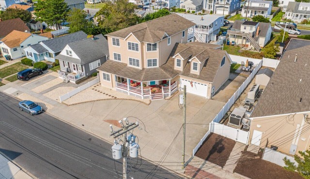 Exquisitely Large Home + Block 1/2 to Beach