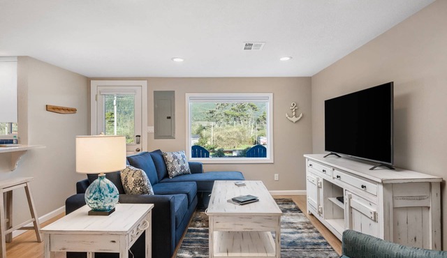 Exquisitely Maintained Cottage Inside and Out, Open Layout, One Block to Beach, *Pet Friendly*