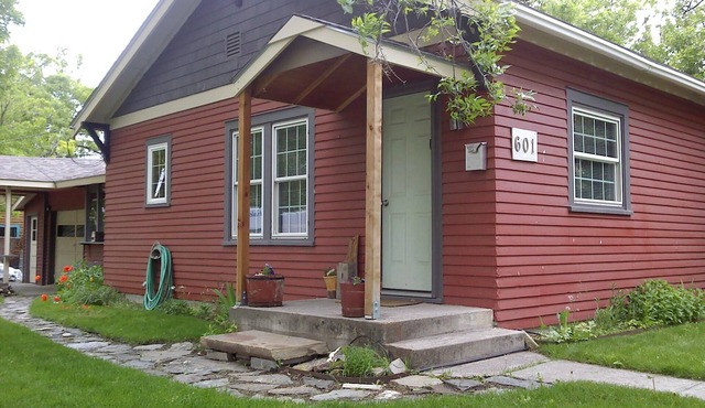 Exquisitely Remodeled with Hot Tub, Walk to Main St