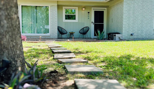 Extended Stay! 2br, 1ba + Full Office & Enclosed Patio in the St. Elmos District