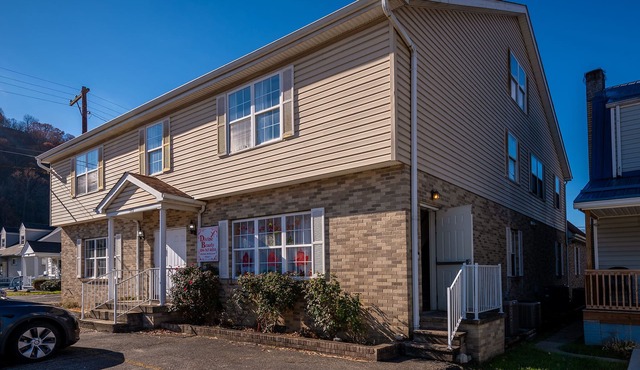 Extended Stay, 3 bed, 2 bath, family friendly.