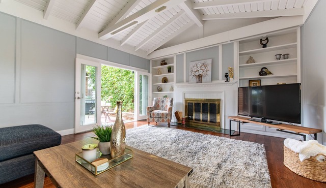 Extended stay Family home - sun room, private deck, chefs kitchen 5 min to beach