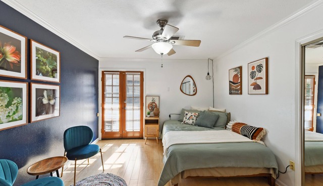 Extended Stay High-End Garden District Condo on St. Charles Streetcar Line