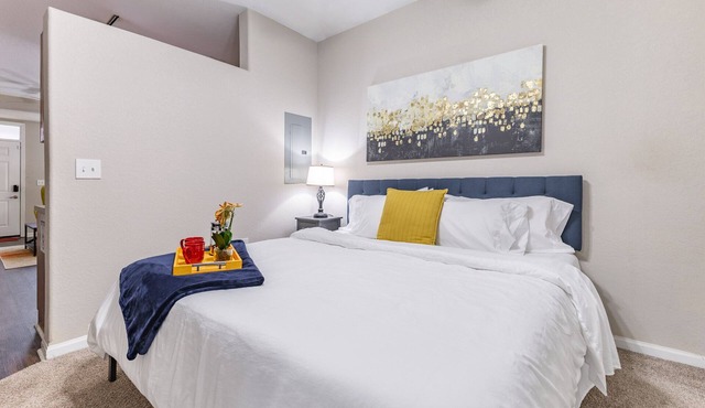 Extended Stay - Near Crestwood, King Bed, Gym, Parking, Fast WiFi